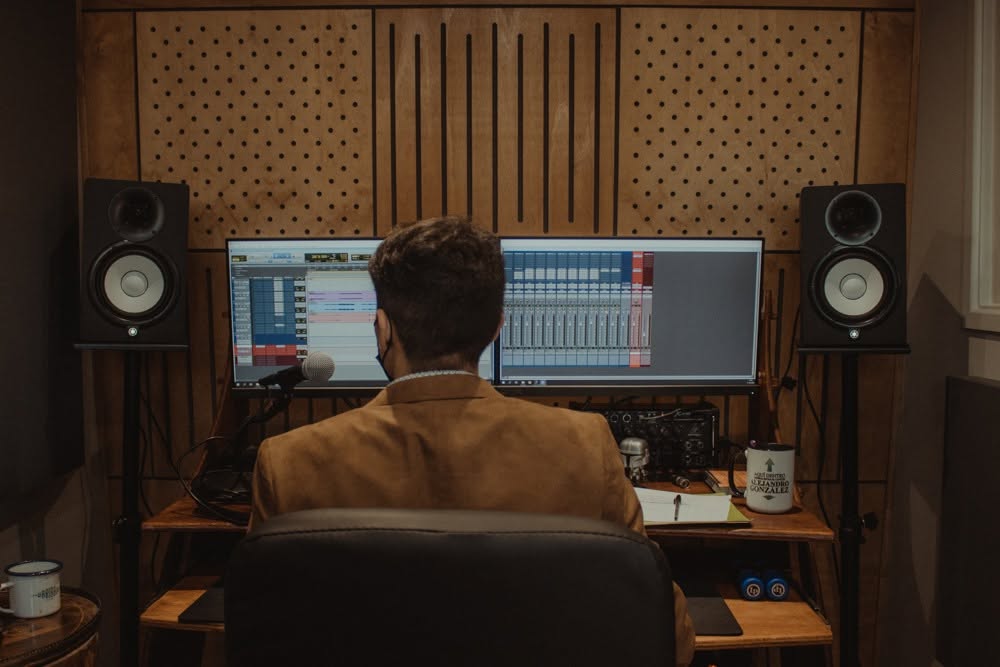 Alejandro trabajando en una mezcla en su estudio