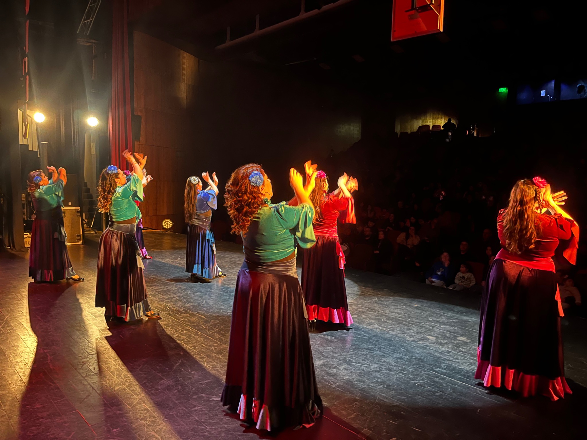 Presentación de danza en un escenario