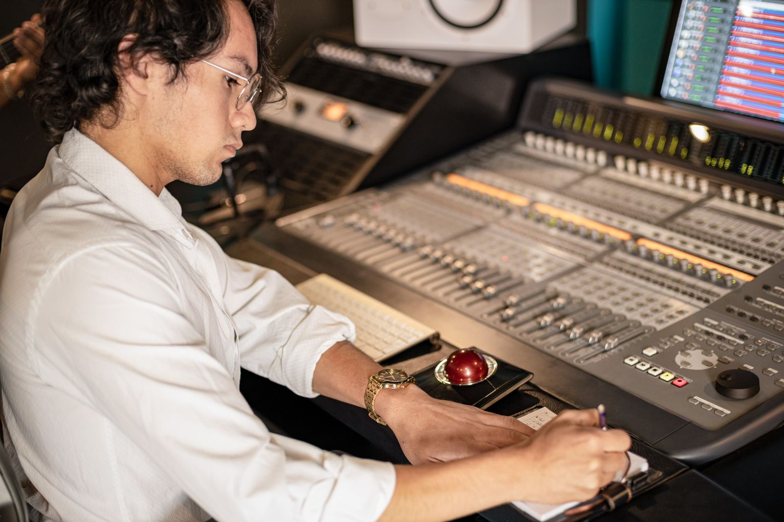 Alejandro trabajando en un estudio de audio